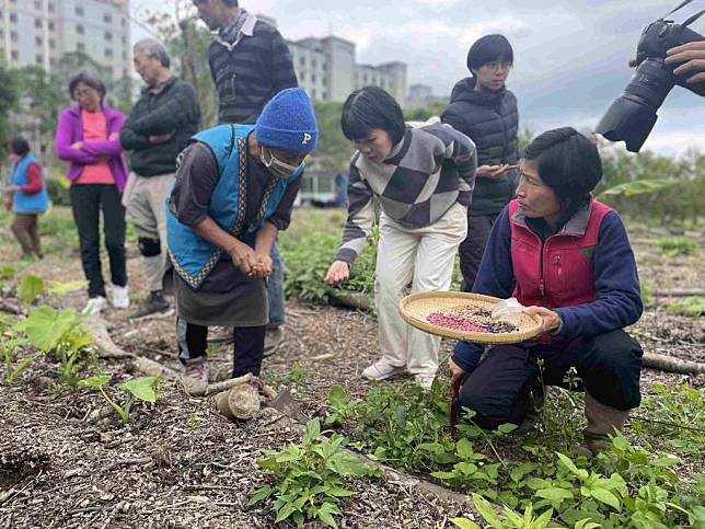 慈濟大學USR計畫「食物森林農法專案」辦理「韌性農耕之道－從石頭到森林」課程，邀請來自卓溪鄉南安部落「布農豆豆班」的八位布農迪娜與學員們分享傳統部落農耕的智慧。(慈濟大學提供)