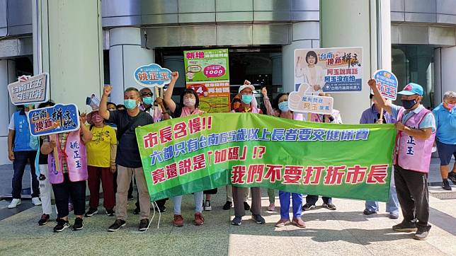 台南市議會開議，大新營區議員參選人姚正玉至議會，抗議市府「含慢」，老人健保費要全額補助，台南不要「打折」市長。（記者林雪娟攝）