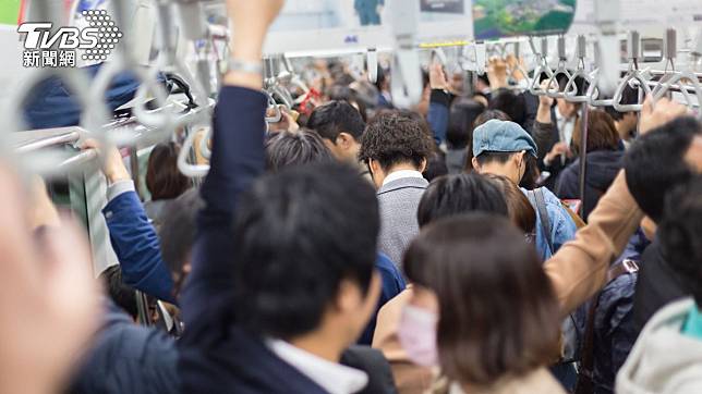 觀光客行李霸佔博愛座，日本高中生出面勸阻卻爆發電車內衝突。（示意圖／達志影像Shutterstock）