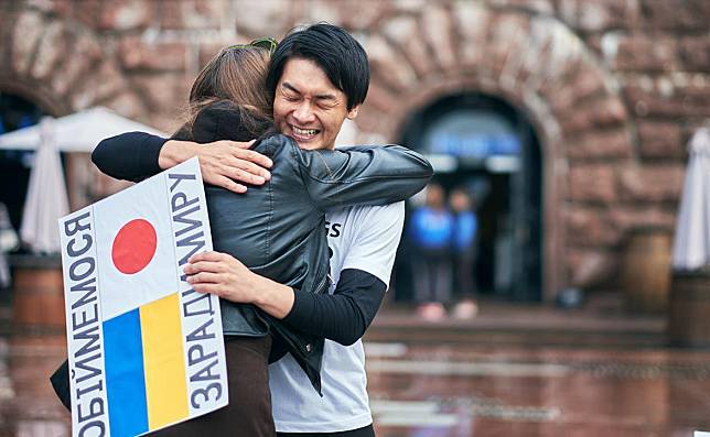 去烏克蘭用 Free hug 表達支持，有用嗎？
