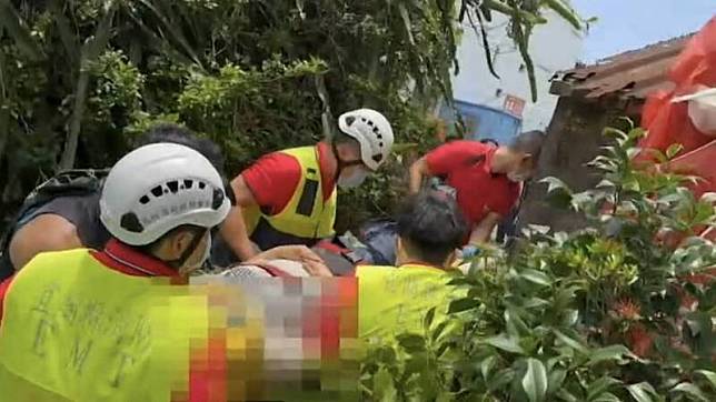 頭城外澳飛行傘摔落導致2人受傷，消防員到場救援。(記者蔡昀容翻攝)