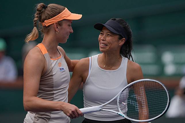 謝淑薇（右）今年在澳網女雙尋求衛冕，搭檔由圖中比利時前球后Elise Mertens，換成拉脫維亞名將Jeļena Ostapenko。（達志影像資料照）