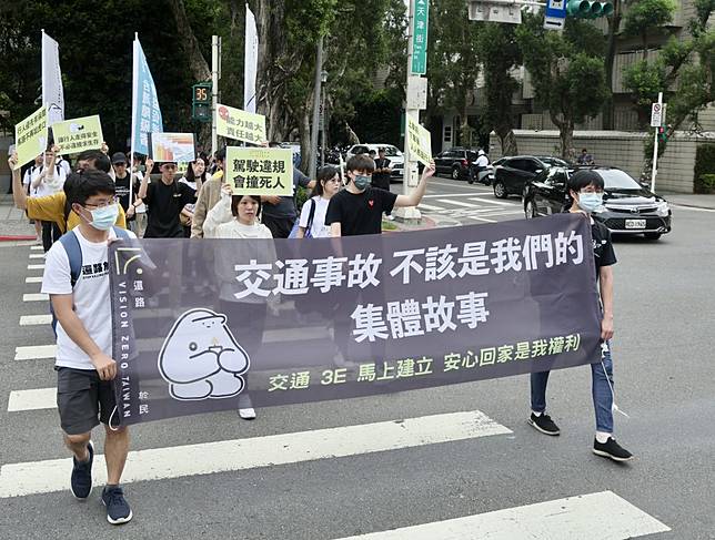 路權團體二十二日在行政院大門口舉行記者會，呼籲政府重視行人路權，提升整體通行安全。（中央社）
