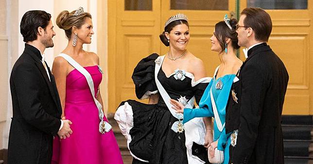 2019年諾貝爾獎頒獎典禮晚宴昨晚（10日）於瑞典首都斯德哥爾摩舉行，瑞典王室一眾盛裝出席。瑞典王室facebook分享照片，（左起）菲利普王子、馬德萊娜公主、女王儲維多利亞公主、蘇菲亞王妃與Prince Daniel，各人笑容滿臉，氣氛融洽。（Kungahuset facebook圖片）