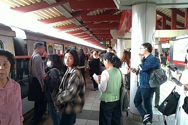 6月新制上路，新北市65歲長者可用敬老卡點數搭台北捷運。（資料照，閻紀宇攝）