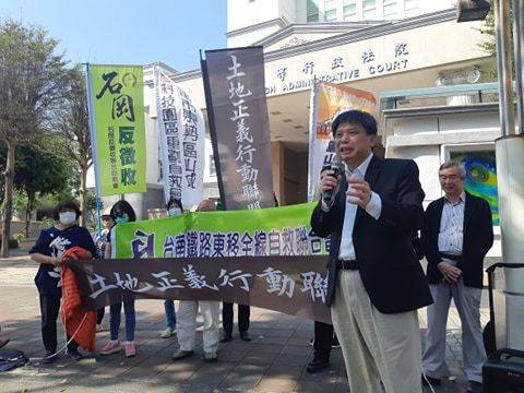 南鐵東移案將宣判，長期關注土地正義的政大地政系教授徐世榮也專程南下聽言詞辯論庭。記者賴郁薇／攝影