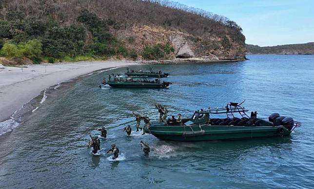 菲律賓和美國軍隊將於下週開始在面向台灣和南海的地區舉行聯合軍事演習，模擬奪回遭敵方佔領島嶼的情形。(圖：MaxDefense Philippines臉書)