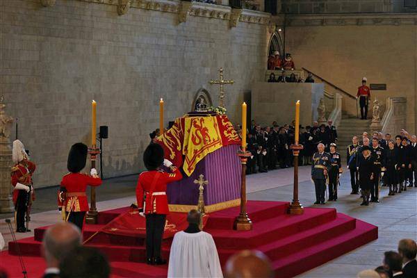 英國女王靈柩目前安放在國會大廈西敏廳，供民眾瞻仰。路透社