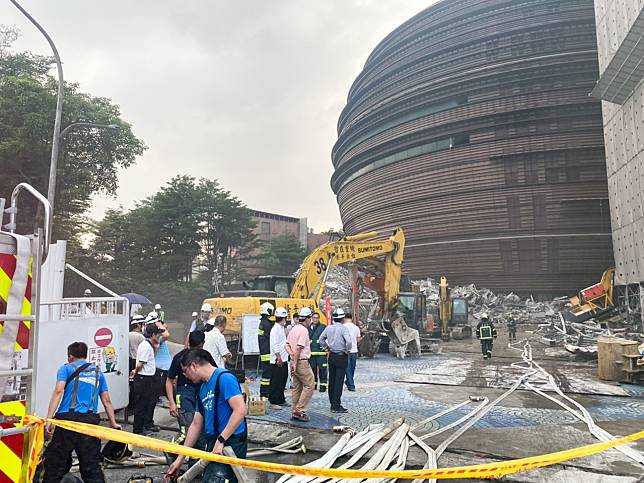 台北市八德路京華城拆除工地，今天下午在地下2樓進行拆除工程時，赫見一具男乾屍。報系資料照／記者蔡翼謙攝影