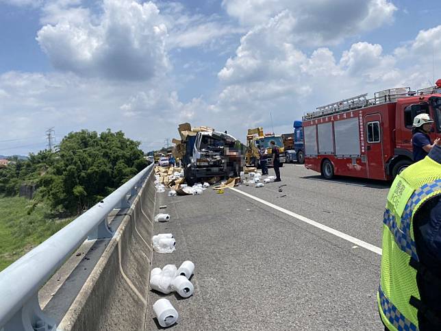 國道三號大貨車撞聯結車　母輕傷兒當場身亡