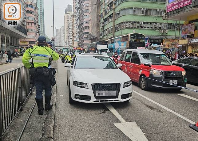 警員搜查涉案私家車。（蘇偉明攝）