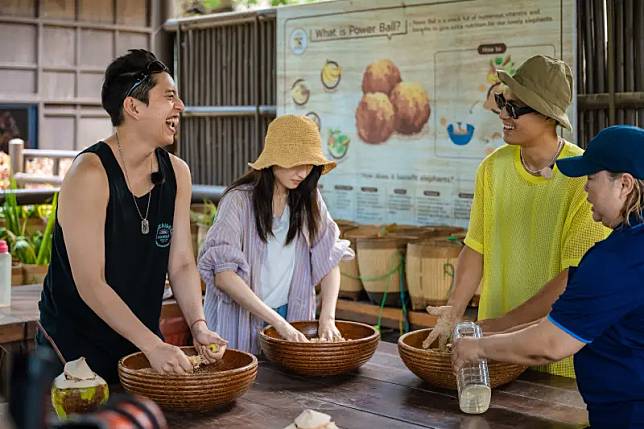 ▲王大陸（左一）因為聽不懂「記者」的英文錯失美食記者報導的機會，讓楊祐寧（右二）超崩潰：「我們的必比登推薦就這樣錯過了！」（圖／泰坦星文創影視提供）