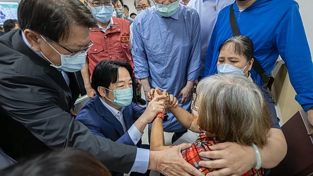 總統賴清德探視新北市三峽校區外車禍事故傷者及向家屬致意。總統府提供。