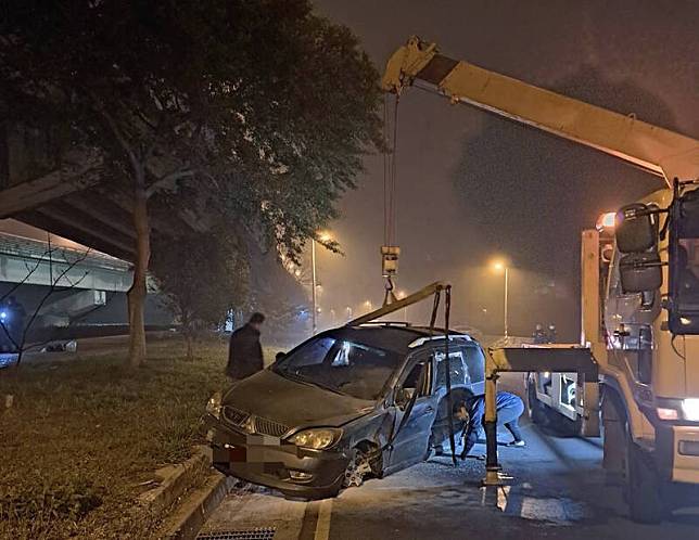 鄭姓通緝犯駕駛這輛三菱休旅車搭載吳姓女友一路由桃園中壢逃回新竹，桃園市警局保安大隊巡邏員警不放棄，一路尾隨，最後賊星該敗，在新竹市爆胎起火自撞落網。(桃園市警局保安大隊提供)