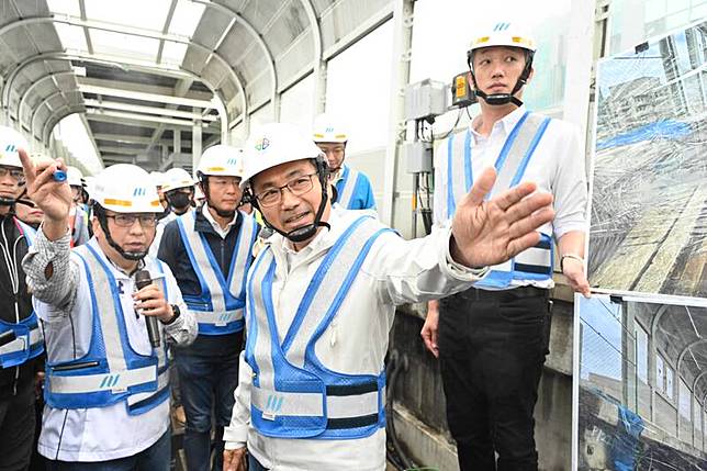新北市長侯友宜視察環狀線災損復原進度，宣布今年底可恢復通車。(新北市新聞局提供)