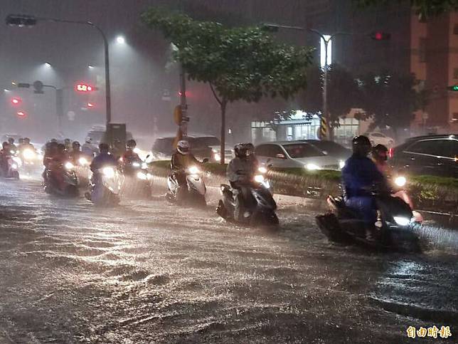 高雄市今晚下起大雷雨，三民區民族一路出現積淹水。(記者陳文嬋攝)