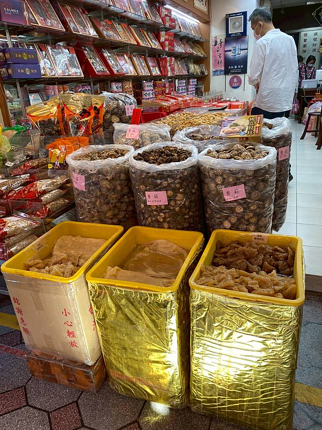 很多家庭年節必買的南北乾貨，也暗藏很多玄機與陷阱，如市售金針、竹笙為求賣相，多會添加二氧化硫，烹煮前最好先泡水1小時以上再下鍋。（圖/LINE熱點）