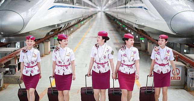 สวย สง่า งดงาม! ชมภาพพนักงานสาว รถไฟความเร็วสูงจีน