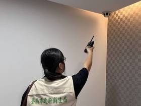 南市衛生局稽查人員在南市中西區研醫明醫美診所查獲一疑似針孔攝影機的設備。(南市衛生局提供)