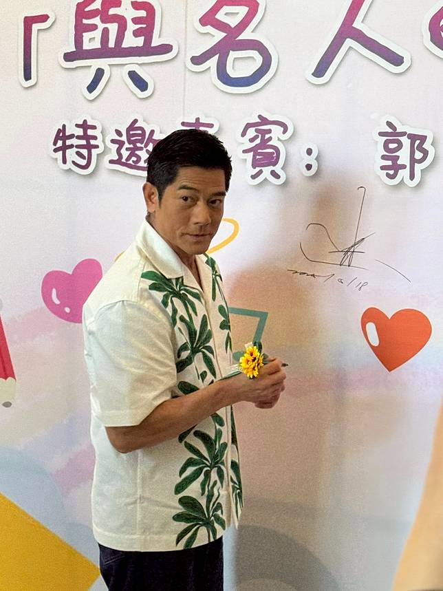 簽名留念。（圖/facebook）