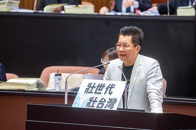 吳春城自上任立委以來，力推壯世代法案，如今卻遭質疑圖利、違反利益迴避。（圖片來源／FB@吳以名壯 【吳春城博士 · 壯世代趨勢先鋒】）