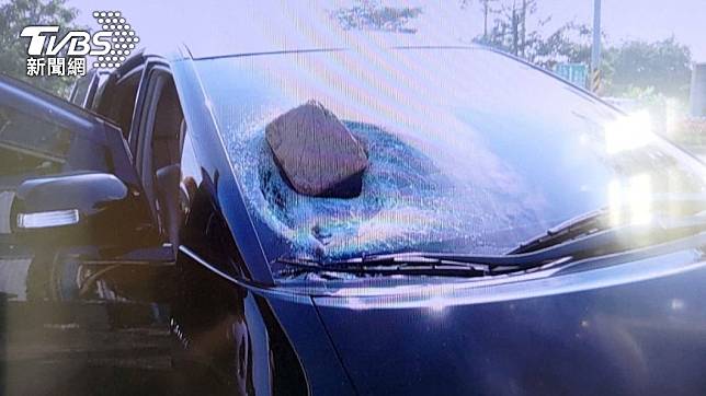 彭男行駛於國道3號，轎車前擋風玻璃被前方貨車掉落的枕木砸破。（圖／警方提供）