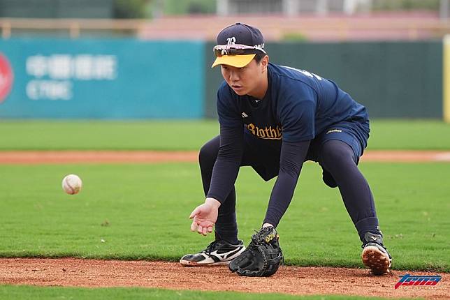 江坤宇春訓練守備。（圖／記者冼祖名攝）