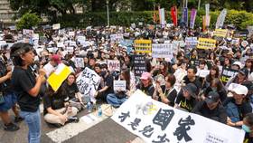 社工赴行政院抗議「國家才是兒少生存權益保證人」。廖瑞祥攝