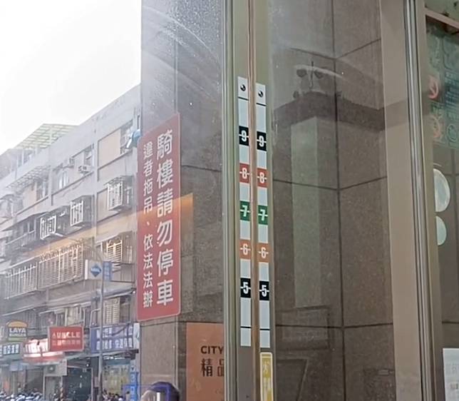 一名網友好奇詢問超商自動門上的數字功能是什麼，掀起網友熱議。圖／翻攝自Threads @makoto_syu
