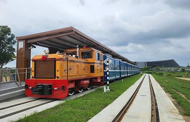 蒜頭糖廠五分車延駛至故宮南院工程的故宮南院站。（鐵道局提供）