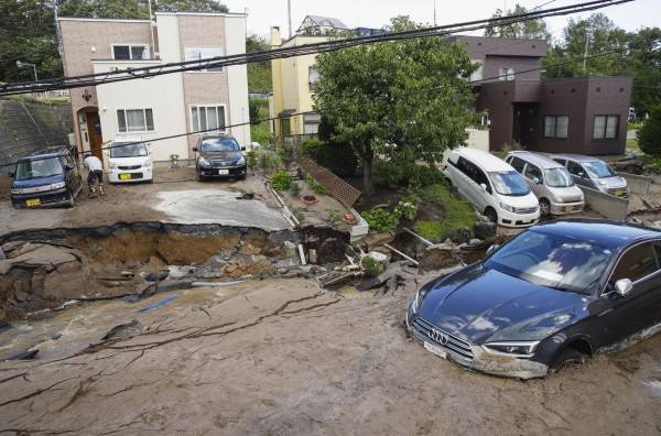 北海道札幌發生地震後，汽車被困在泥濘的道路上。(美聯社)