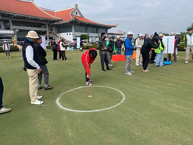 壽山盃夢想起飛公益高爾夫球賽8日在高雄信誼高爾夫球場揮桿。 　　　　 ﹙記者吳門鍵攝﹚