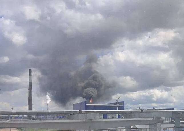俄羅斯巴什基里亞州的煉油廠遭烏克蘭無人機襲擊起火。 圖：翻攝自 騰訊網