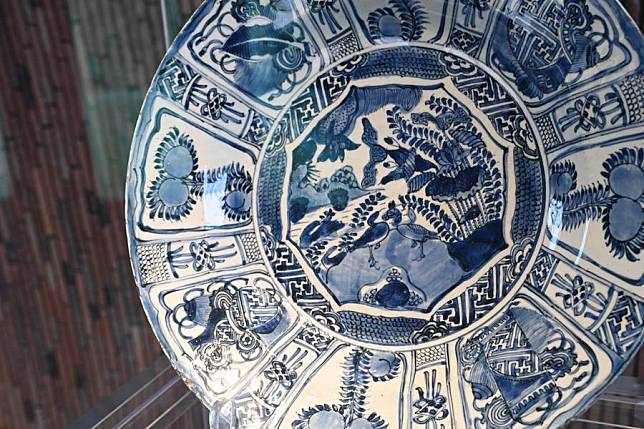 This photo shows a piece of porcelain artwork at a museum in Jingdezhen, east China's Jiangxi Province, June 5, 2024. (Xinhua/Liu Lihang)