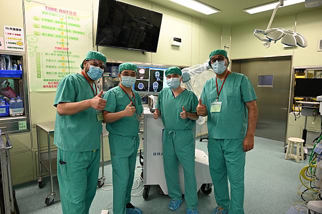 來自阿拉伯首都利雅德最先進的醫療中心- KFMC (King Fahad Medical Cities)，其阿拉伯知名醫工博士與外科主任醫師一同跨海來臺受訓於花蓮慈濟醫院與鈦隼生物科技共同設置的「腦部手術機器人訓練中心」。
