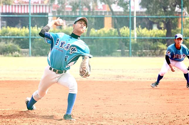 玉里高中黃柏恩保住勝利出線。（圖：學生棒聯提供）