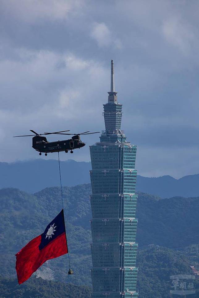 陸航CH-47SD運輸直升機吊掛巨幅國旗。(軍聞社提供)