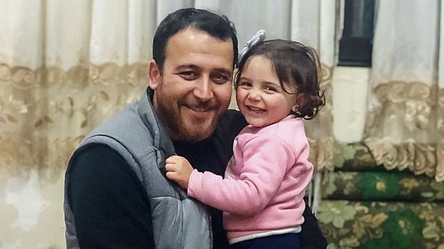 敘利亞父親助女兒笑看逆境 以聯想遊戲克服爆炸巨響