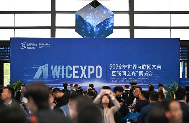 People visit the Light of Internet Expo in Wuzhen, east China's Zhejiang Province, Nov. 19, 2024. (Xinhua/Cai Xiangxin)