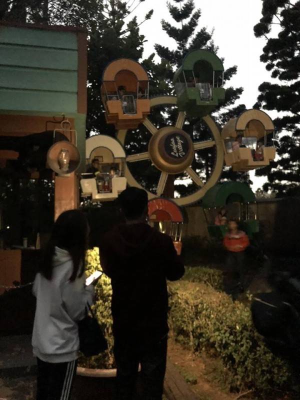 新竹六福村今天傍晚突然大停電，甚至傳出有小朋友卡在摩天輪半空中，目前已復電，夜間秀遊行表演也將照常舉行。。(圖擷自爆料公社)