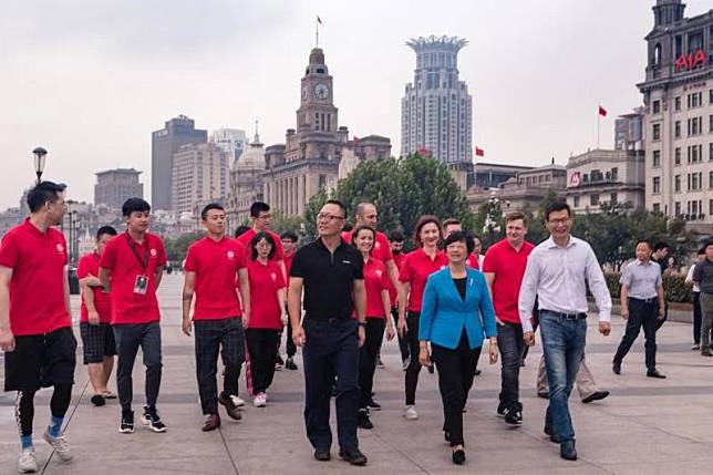上海市副市長宗明女士和此次TI9賽事的各大戰隊代表晤面   圖：翻攝自 DOTA2 微博