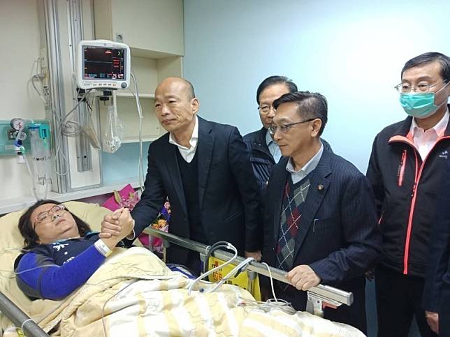 立委陳玉珍(左1)夾傷手，送急診重症，國民黨總統候選人韓國瑜(左2)探視。(資料照，國民黨團提供)