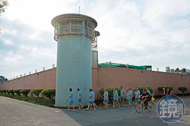 台北監獄收容近4,000名受刑人，管理員共300人。