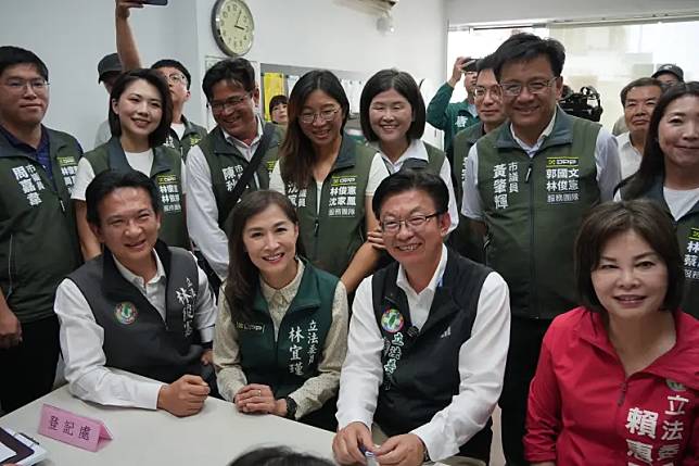 郭國文今在超過20名民進黨立委與議員陪同下，登記參選台南市民進黨黨部主委。