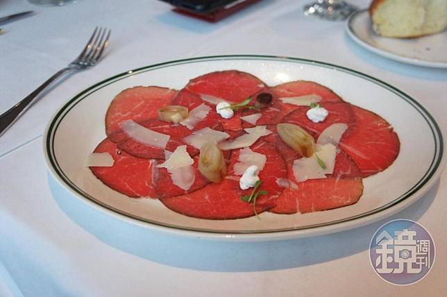 冷燻的「煙燻牛肩生牛肉」肉味鮮甜，搭配微酸微辛的佐料，帶有夏日風情。（4,800元套餐菜色）