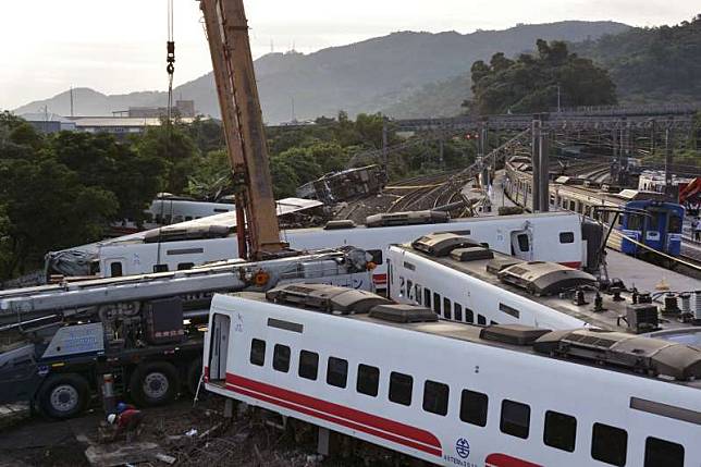 台鐵普悠瑪列車翻車事故才剛過一個月，今竟傳出台鐵將資遣51名資深電務員工。（資料照，美聯社）