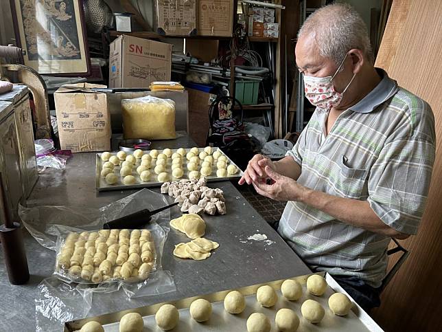 外埔傳統糕餅老師傅顏朝星的綠豆椪受到老顧客喜愛。（記者陳榮昌攝）