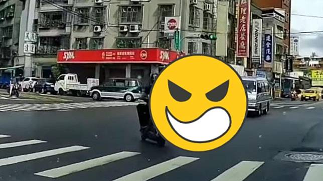 有網友近日在路上直擊，有2名「霸王行人」低頭滑手機闖紅燈。（圖／翻攝自「爆怨2公社」臉書）