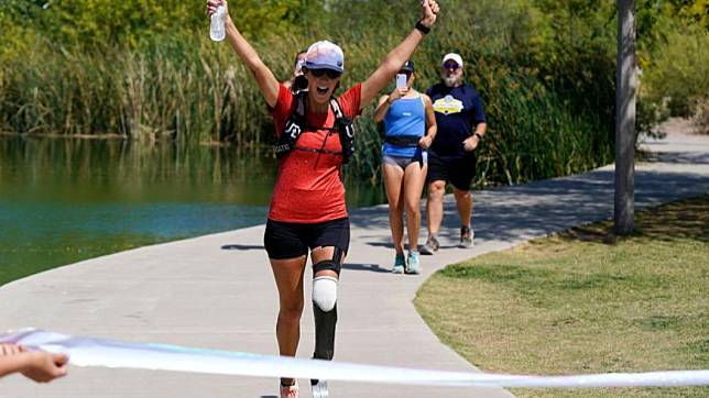 美國身障女運動員布拉絲瑪（Jacky Hunt-Broersma）「於104天內跑了104場馬拉松」，打破金氏世界紀錄。（圖／翻攝自CNN）