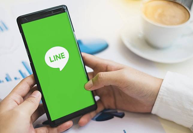 勞動部運用移工常用的LINE通訊軟體，於今年5月設置「LINE@移點通」，提供即時防疫及移工在臺工作生活及工作權益資訊。（示意圖／shutterstock）